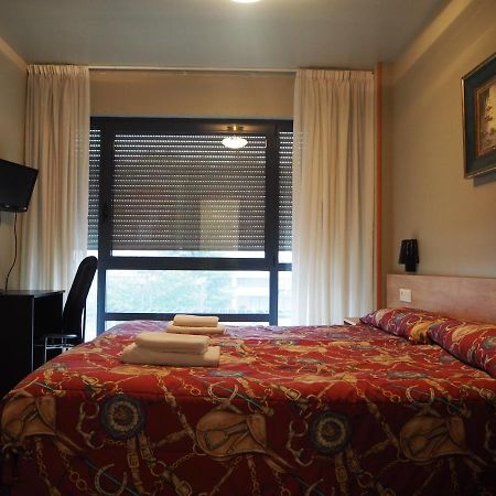 Hostal Acella Pamplona Exterior foto A room at the hotel