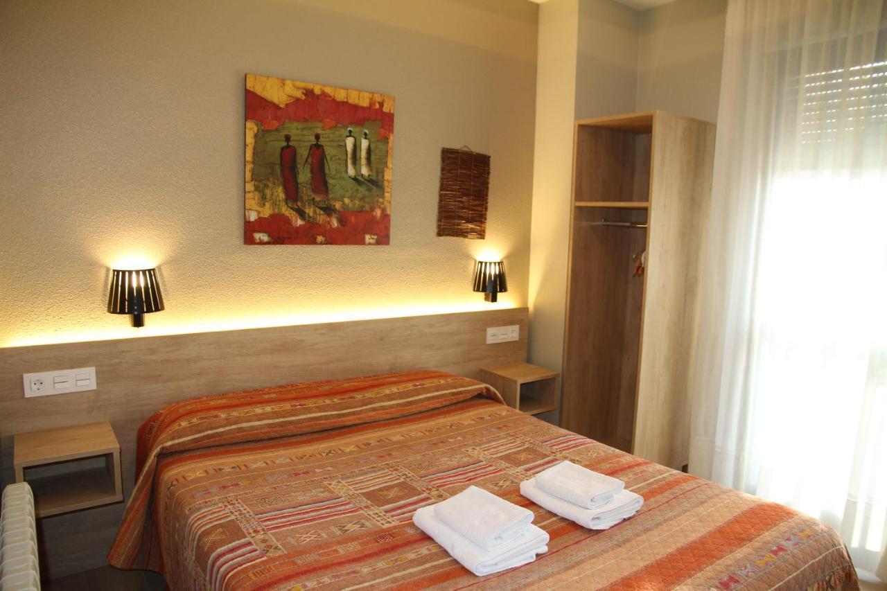 Hostal Acella Pamplona Exterior foto A room at the hotel