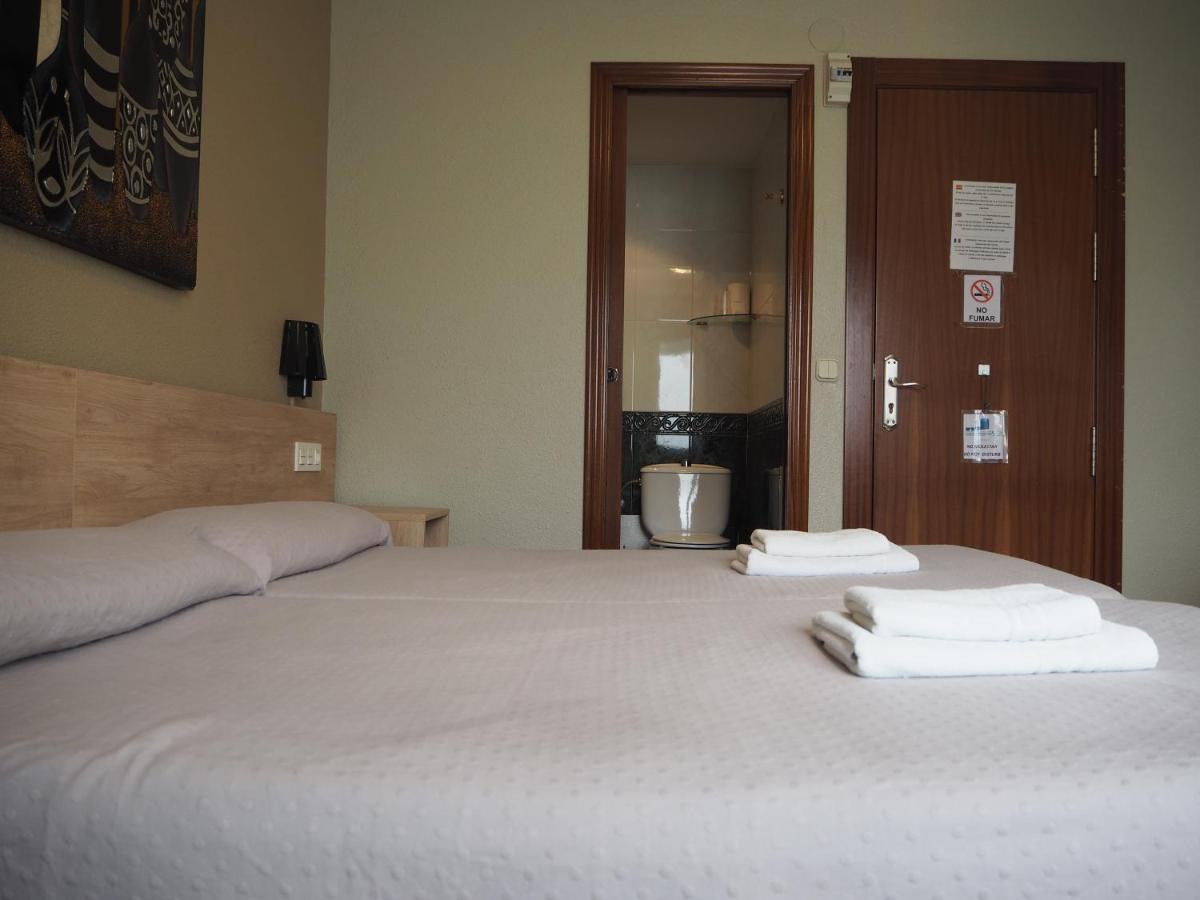 Hostal Acella Pamplona Exterior foto A room at the hotel
