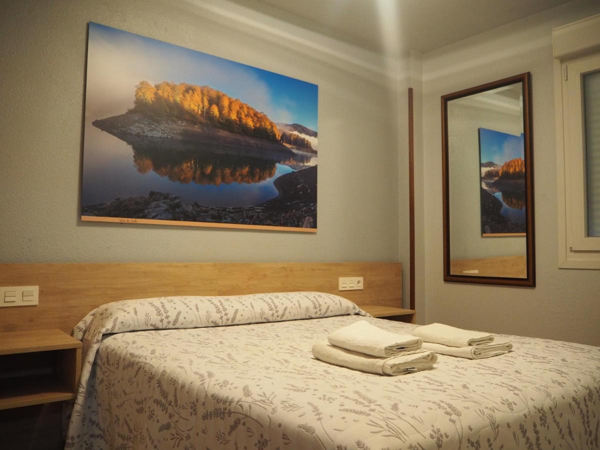 Hostal Acella Pamplona Exterior foto A room at the hotel