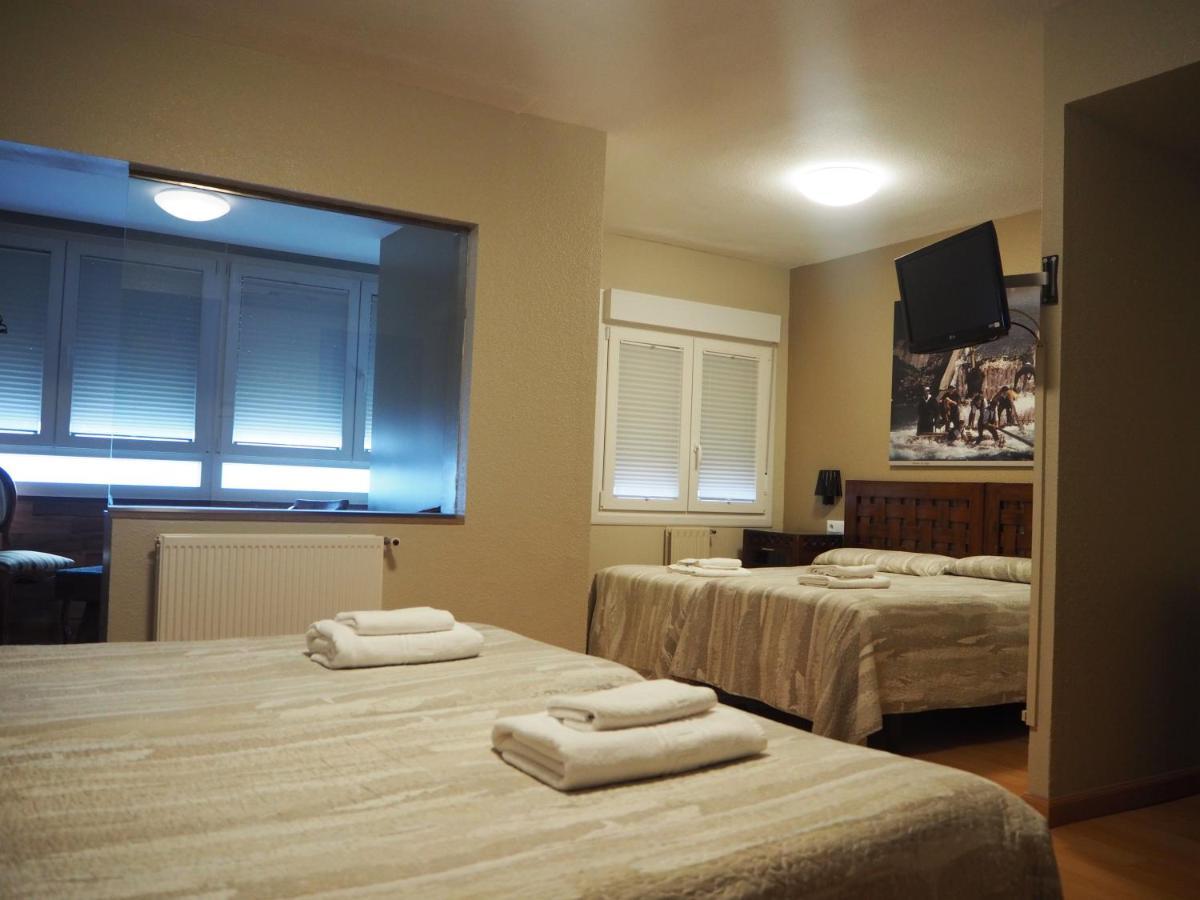 Hostal Acella Pamplona Exterior foto A room at the hotel