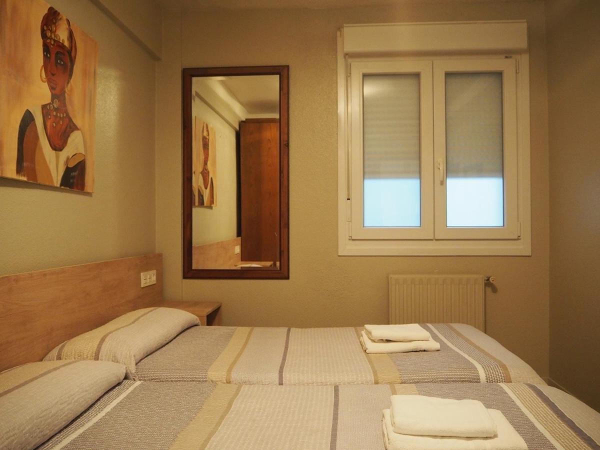 Hostal Acella Pamplona Exterior foto A room at the hotel