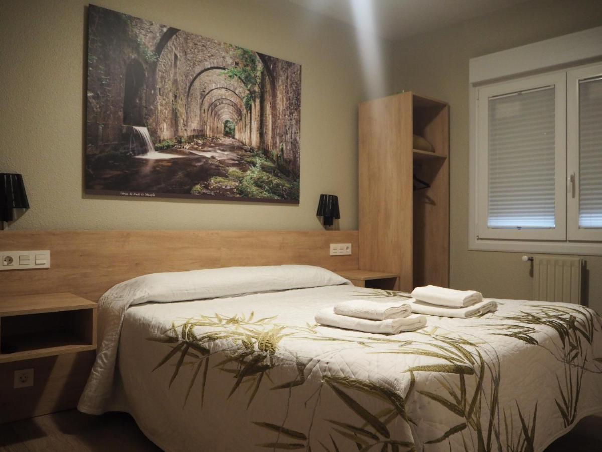 Hostal Acella Pamplona Exterior foto A bedroom in a hotel