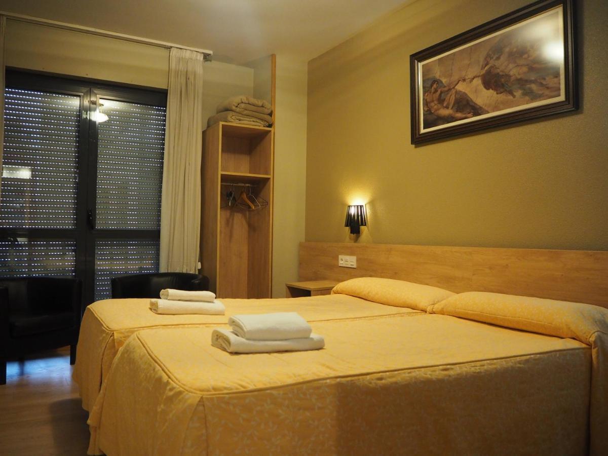 Hostal Acella Pamplona Exterior foto A typical hotel room