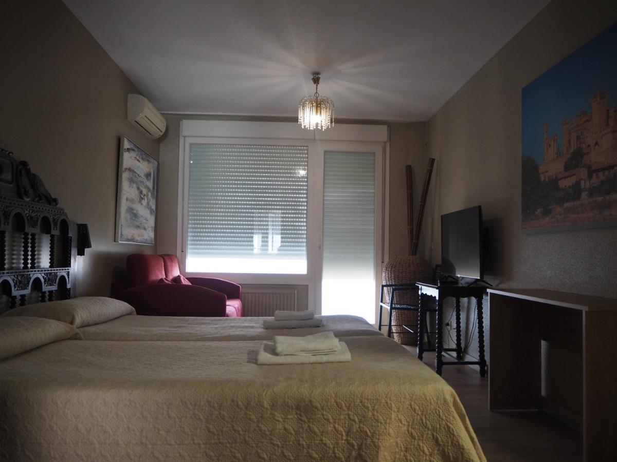Hostal Acella Pamplona Exterior foto A room at the hotel