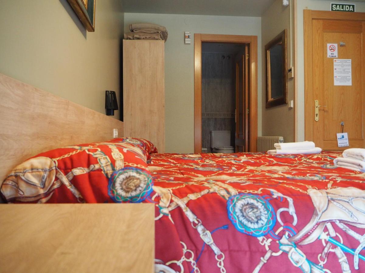 Hostal Acella Pamplona Exterior foto A typical room at the hostel