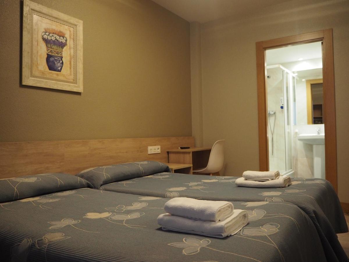 Hostal Acella Pamplona Exterior foto A typical hotel room
