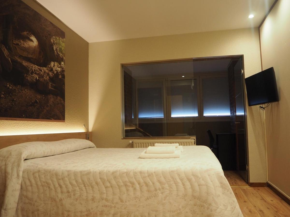 Hostal Acella Pamplona Exterior foto A room at the hotel
