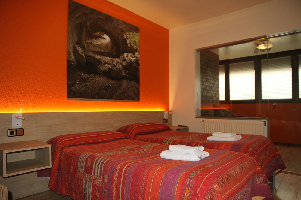 Hostal Acella Pamplona Exterior foto A room at the hotel