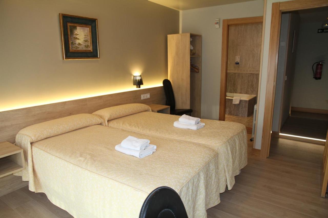 Hostal Acella Pamplona Exterior foto A room at the hotel